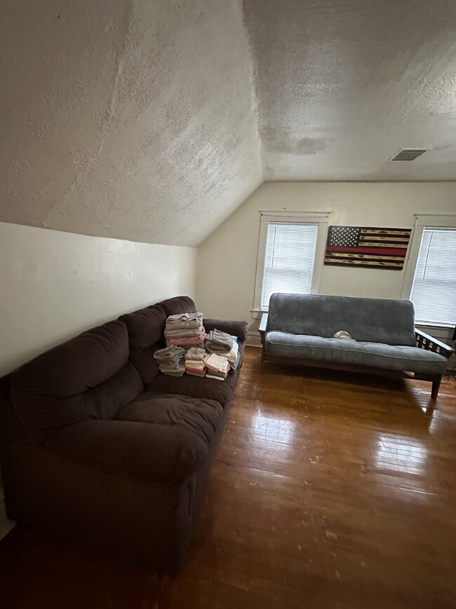 Building Photo - NO SECURITY DEPOSIT Perfect 2 bed 1 bath n...