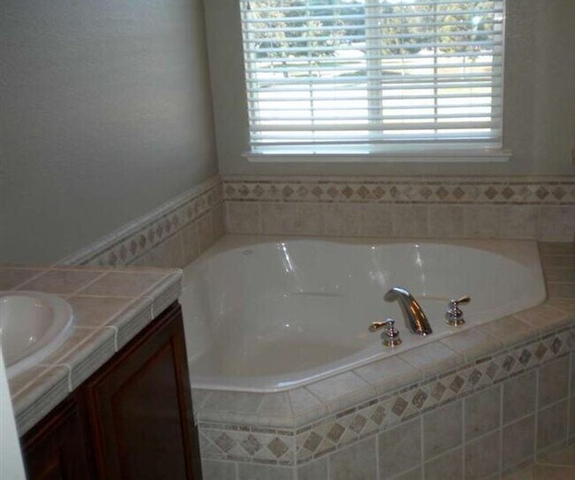 Building Photo - Upscale Home Close to Golf Coarse