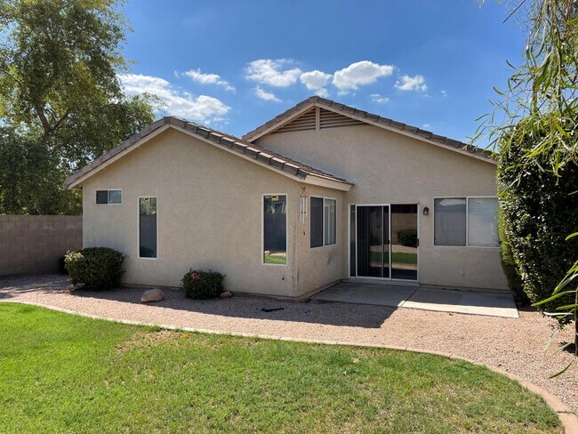 Building Photo - 6831 S 33rd Dr