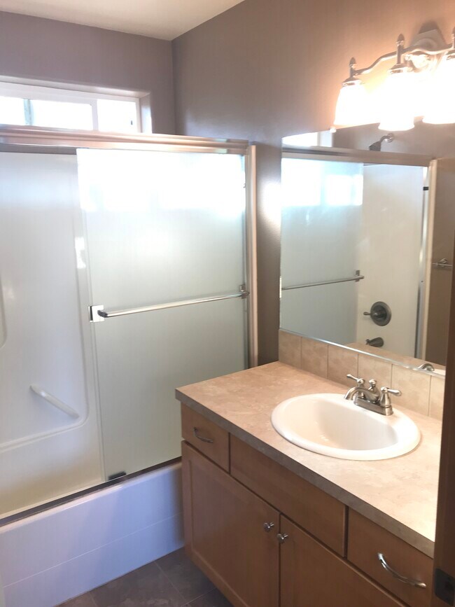 Building Photo - 3832 NE Roselawn St