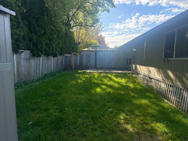 Building Photo - 3 Bedroom 2 Bath McMinnville OR