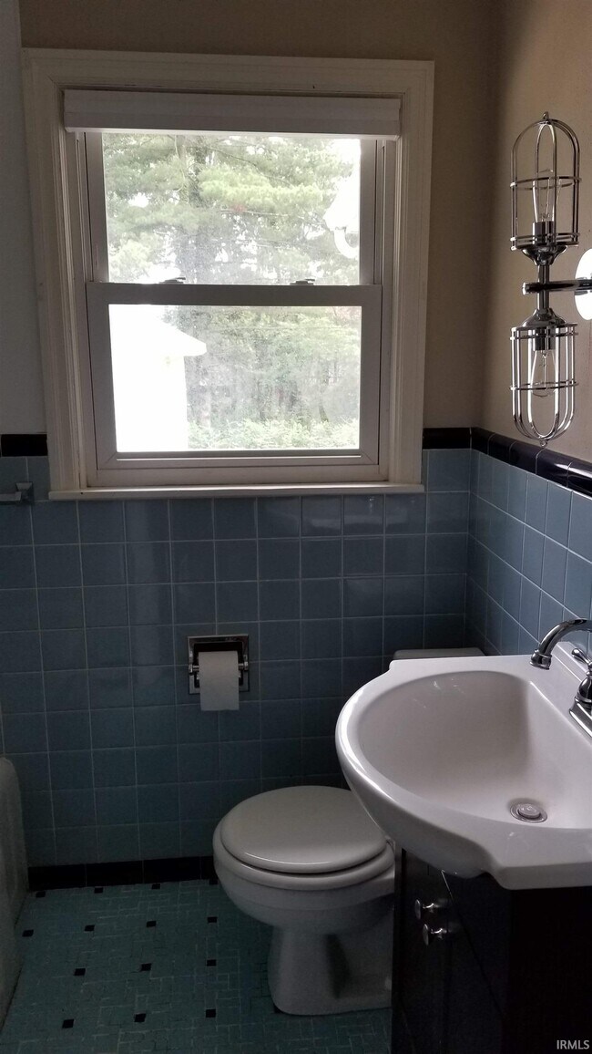 Building Photo - 1025 Hillcrest Rd