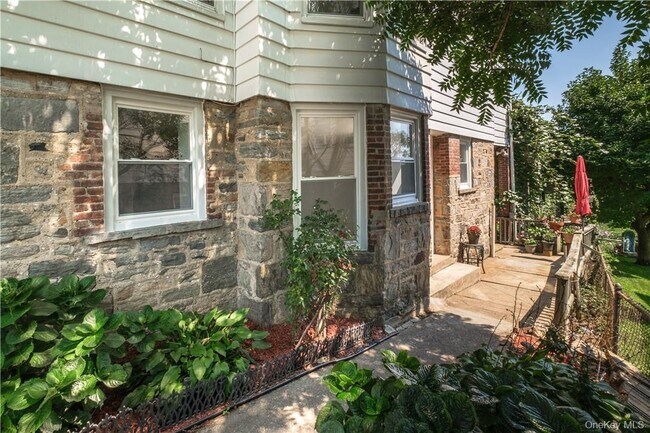 Building Photo - 594 Bellevue Ave N
