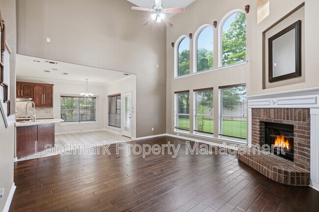 Building Photo - 2115 Lexington Dr