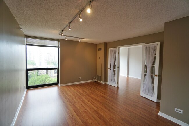 Building Photo - 1122 N Clark St