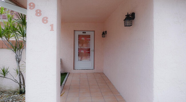 Building Photo - 9861 Three Lakes Cir