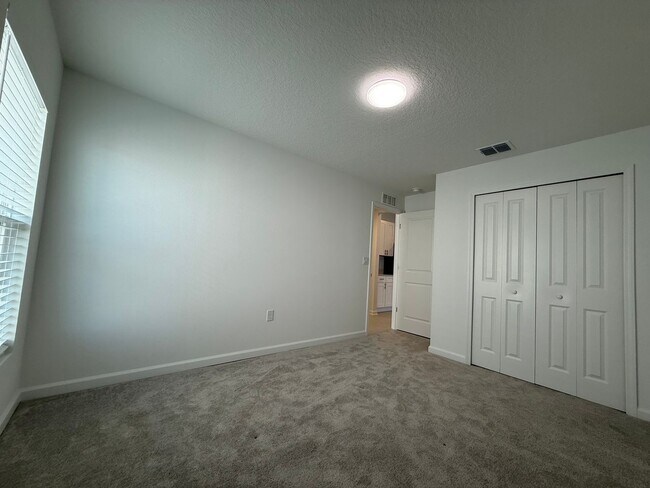 Building Photo - Beautiful 3 bedroom 2 bathroom house