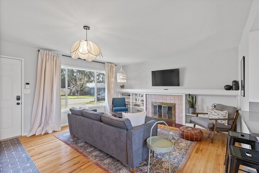 Building Photo - 4775 SW Beech Dr