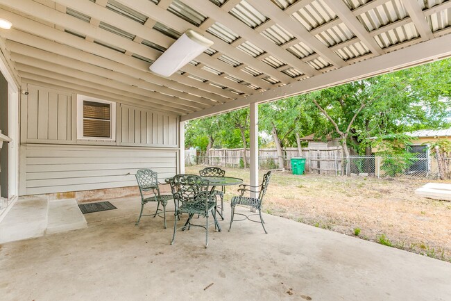 Building Photo - 3 Bedroom/2 Bath Los Angeles Heights Subdi...