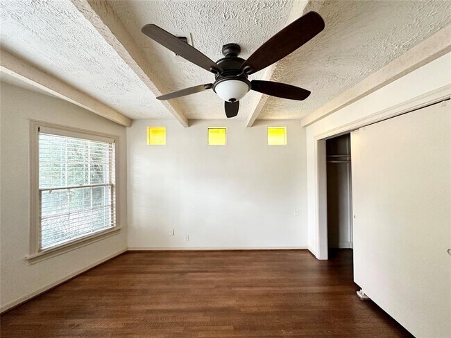 Building Photo - 709 W 34th St