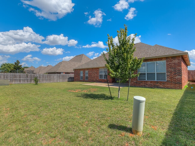 Building Photo - Lone Oak Ridge + Gated Community + 4 beds/2.5 Baths + Storm Shelter + Deer Creek Schools
