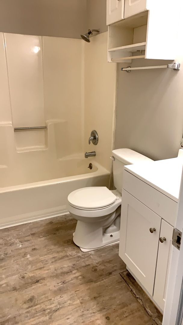 Building Photo - 2 bedroom 1 bath duplex