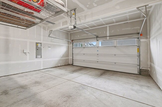 Building Photo - 4 bed 2.5 bath spacious home available for move in NOW