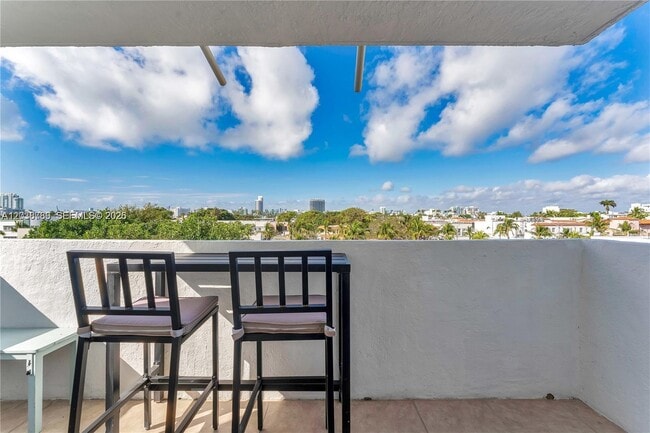 Building Photo - 1418 Collins Ave