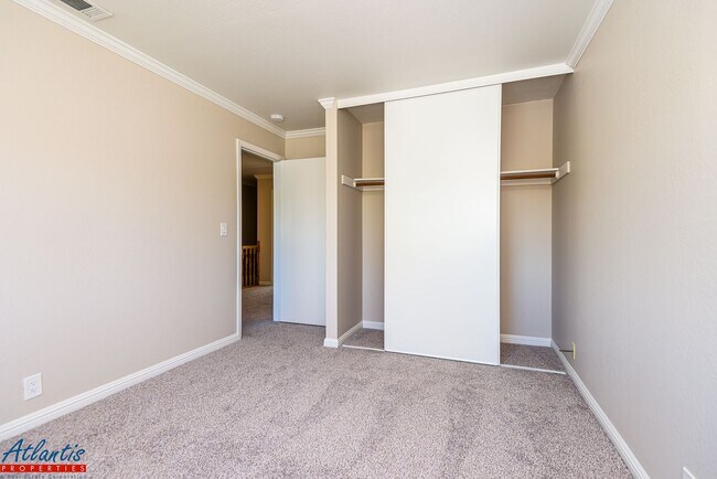Building Photo - 457 Oak Ave