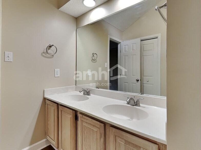 Building Photo - 138 Lions Gate Rd