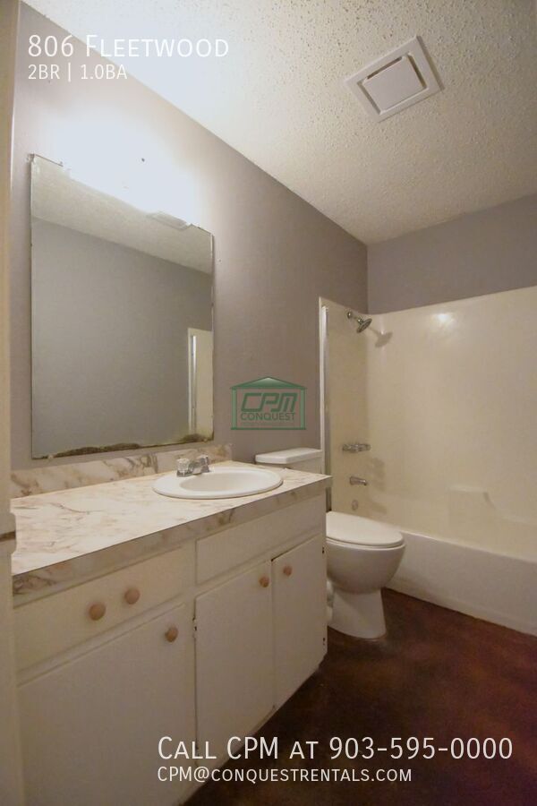 Building Photo - 806 Fleetwood-