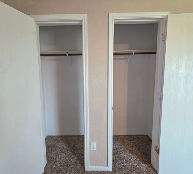 Building Photo - AVAILABLE NOW!!