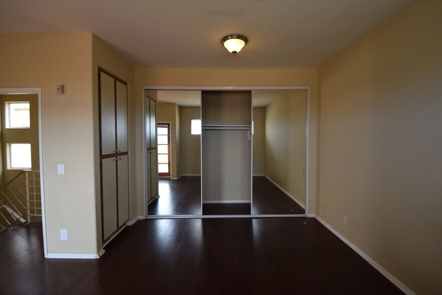 Building Photo - 425 N Alvarado St