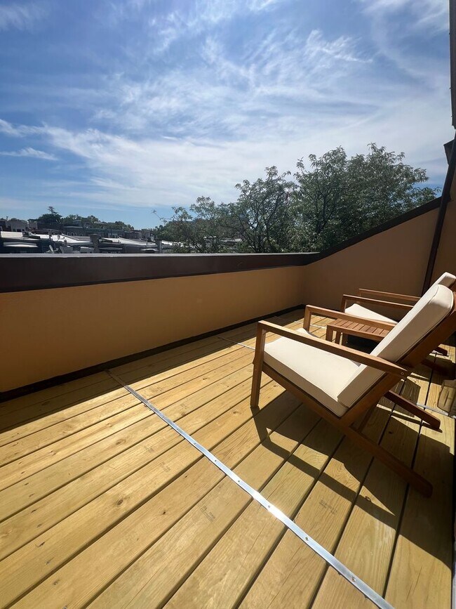 Building Photo - Luxurious 3-Bedroom Townhome in Fairmount!...