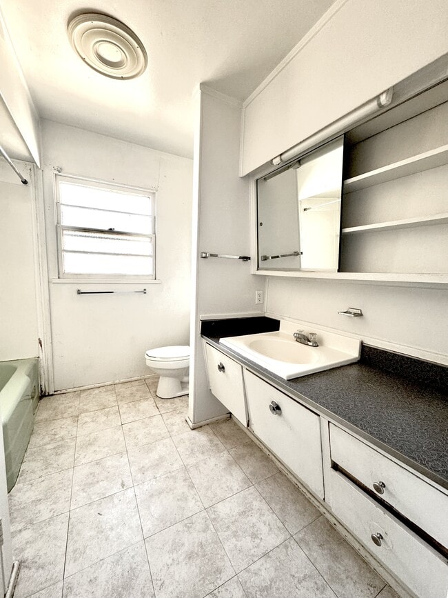 Building Photo - 2904 S Fairfield St