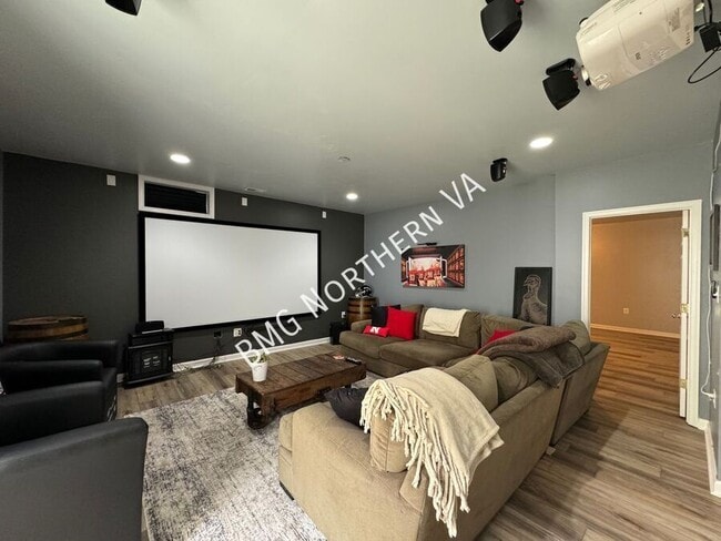 Building Photo - 8930 Kingbird Ct
