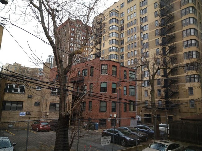 Building Photo - 425 W Oakdale Ave
