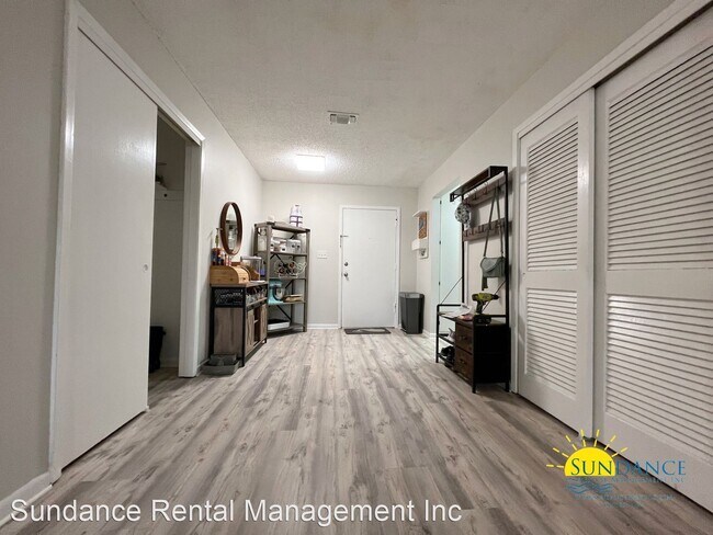 Building Photo - 3 br, 2 bath House - 611 Colonial Drive #8