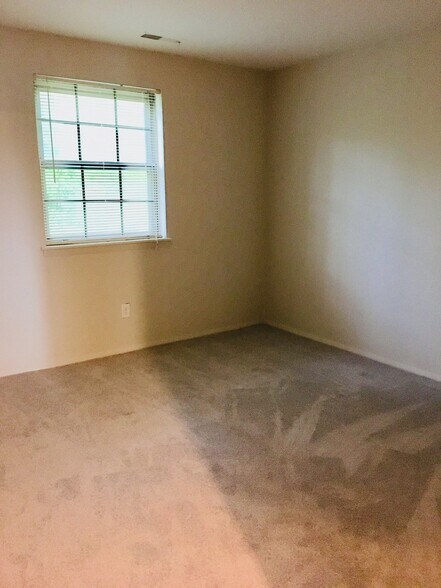 Building Photo - 810 N Forklanding Rd