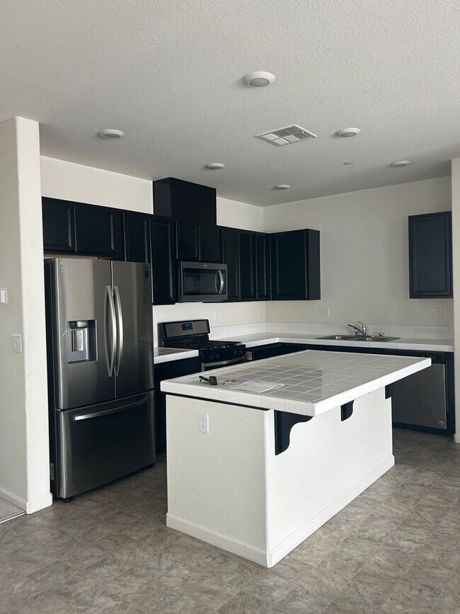 Building Photo - Beautiful Natomas Home