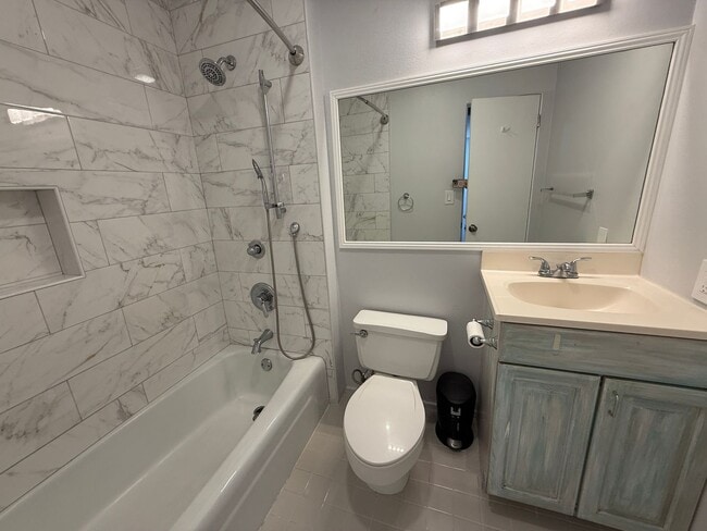 Building Photo - Village Green in Hawaii Kai 3 bedroom 2 ba...