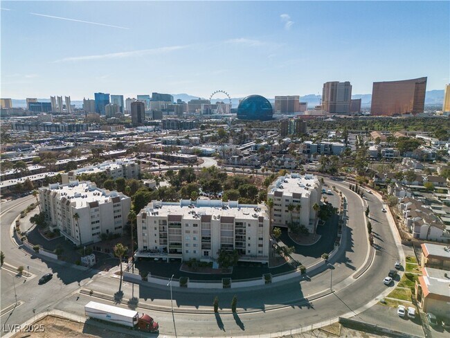 Building Photo - 725 N Royal Crest Cir