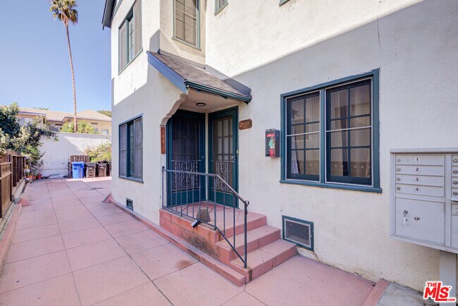 Building Photo - 1447 N Vista St