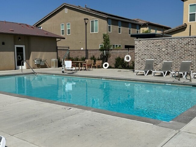 Building Photo - $2,295 Fowler & Belmont, 3 Bed - E. Peruna Way, Fresno - Gated Community & Pool