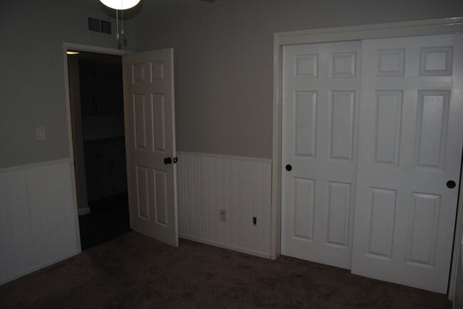 Building Photo - 2413 Sunrise Dr
