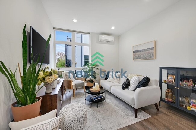 Building Photo - 2 BED & 2 BATH TOWNHOUSE FOR RENT