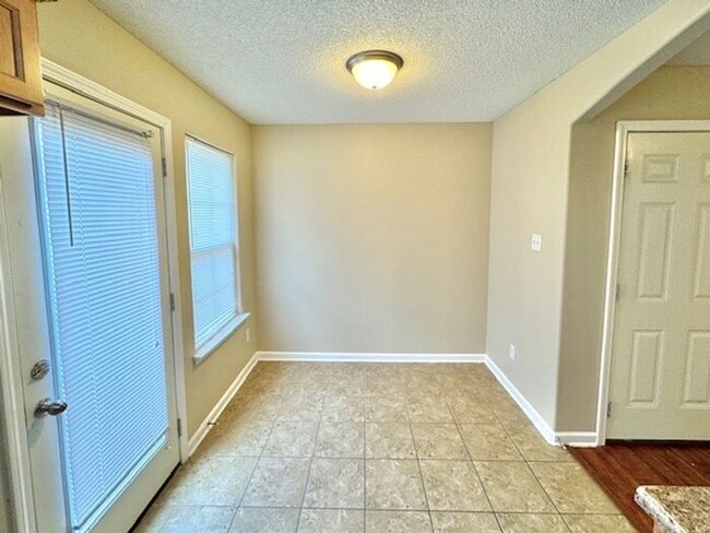 Building Photo - Move-In Special! Priced to move! 3-bedroom...