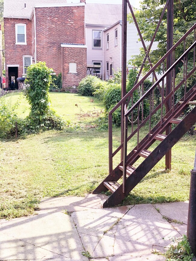 Building Photo - 654 St Joseph St