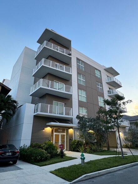 Building - 1938 Jackson St