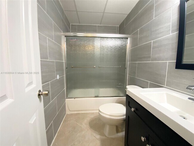 Building Photo - 9371 Fontainebleau Blvd