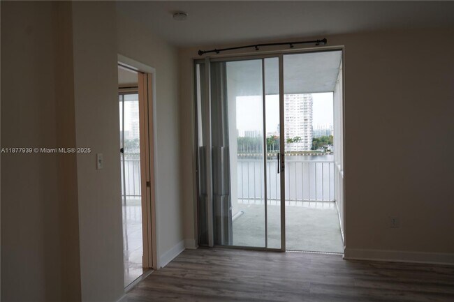 Building Photo - 2999 Point E Dr
