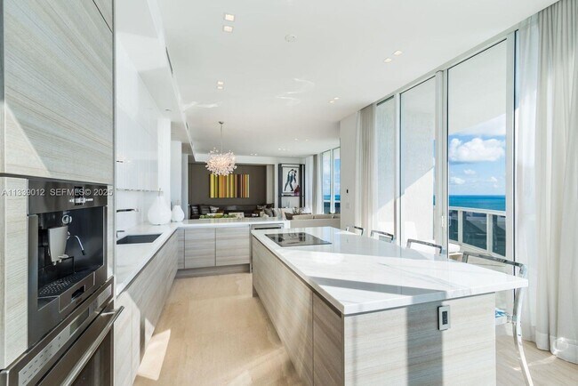 Building Photo - 16001 Collins Ave