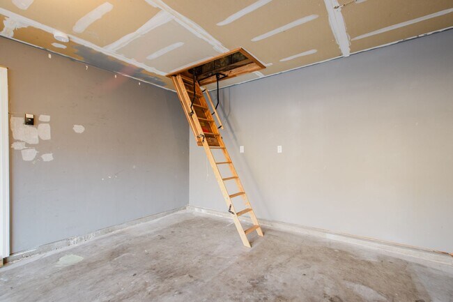 Building Photo - Move-in-ready 3 bed / 3 Full Bath In Louisville's Four Seasons — Fully Updated, No Carpet, Fiber ...