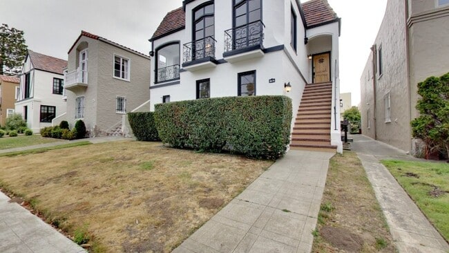 Building Photo - Lakeside 3 Bedroom / 3 Bathroom Single Fam...