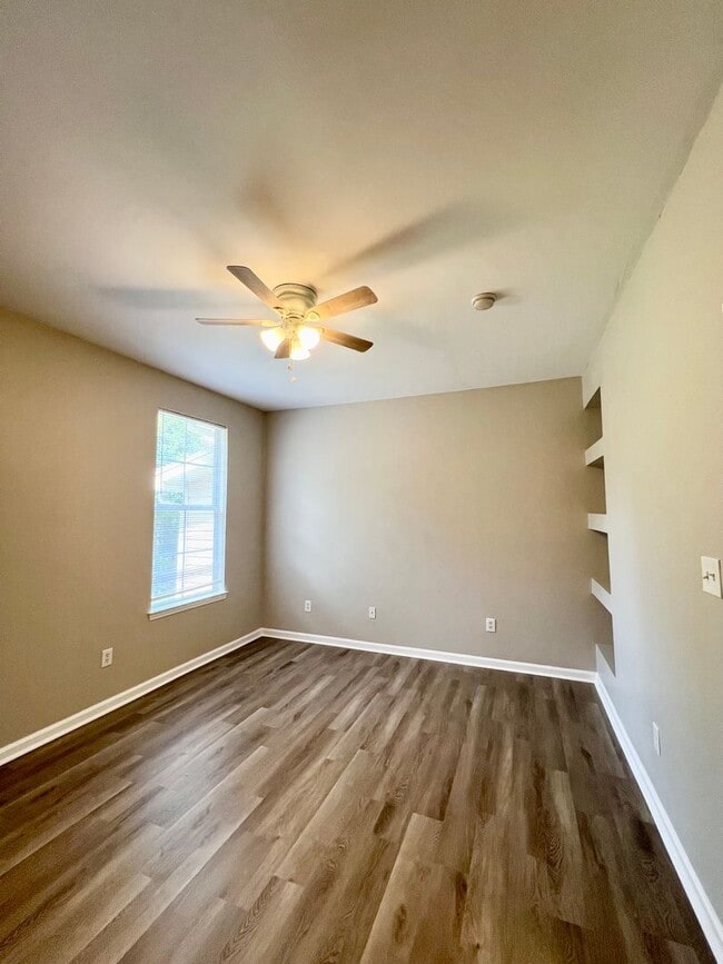 Building Photo - Location, Location! Completely Remodeled Spacious 3BR/2BR!