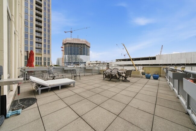 Building Photo - 720 N Larrabee St