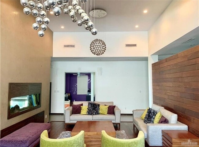 Building Photo - 7 7th St