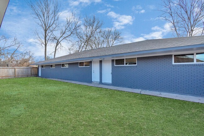 Building Photo - NICE 2 BEDROOM 1 BATH WITH 1600 SF