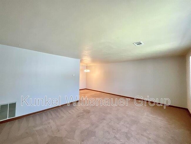 Building Photo - 22 Yorkshire Ln