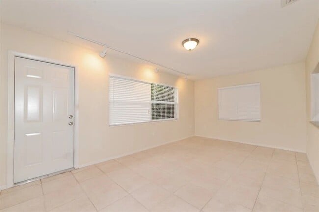 Building Photo - 3617 York Dr W